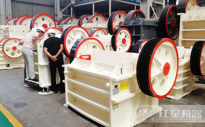 客戶到廠參觀鄂式碎石機(jī)設(shè)備