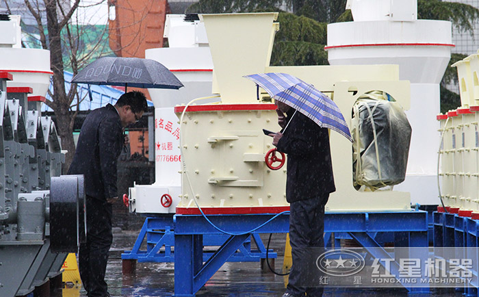 客戶到廠區(qū)參觀復(fù)合式制砂機