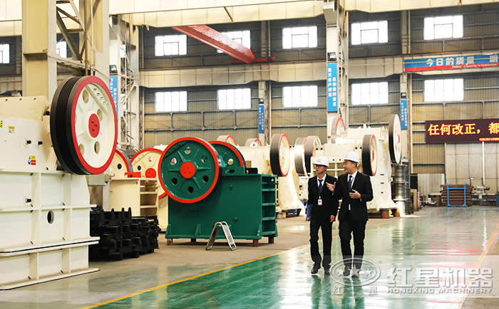 客戶到紅星機器廠區(qū)參觀考察設(shè)備