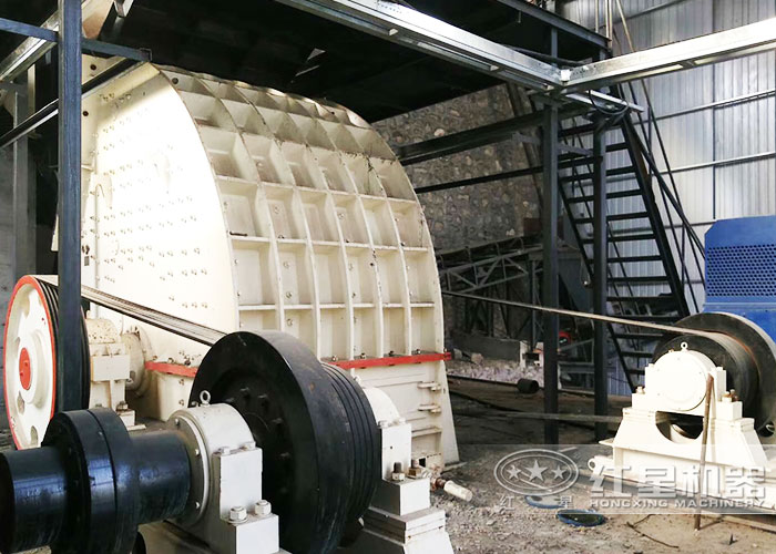 大型錘式碎石機加工現(xiàn)場