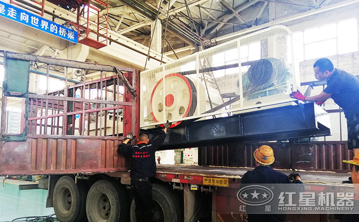 紅星機(jī)器大型液壓對輥機(jī)發(fā)貨現(xiàn)場