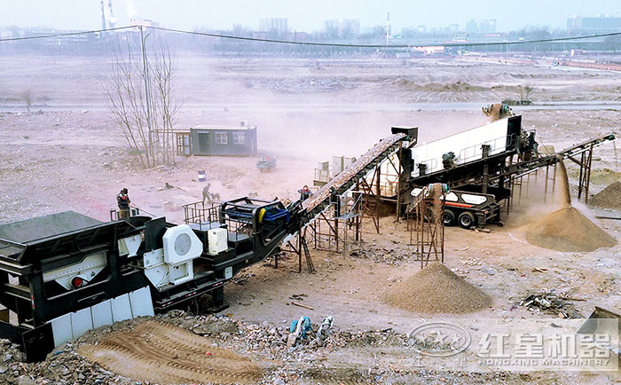 移動(dòng)破碎設(shè)備現(xiàn)場(chǎng)作業(yè) 