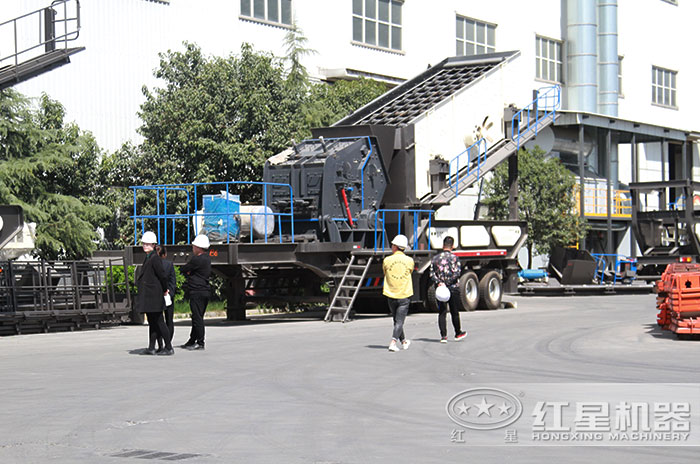 客戶到紅星機(jī)器廠家參觀考察移動(dòng)破碎機(jī) 客戶到紅星機(jī)器廠家參觀考察移動(dòng)破碎機(jī)