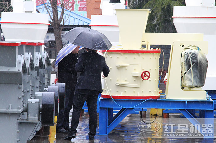 客戶到場參觀復(fù)合式石子破碎機