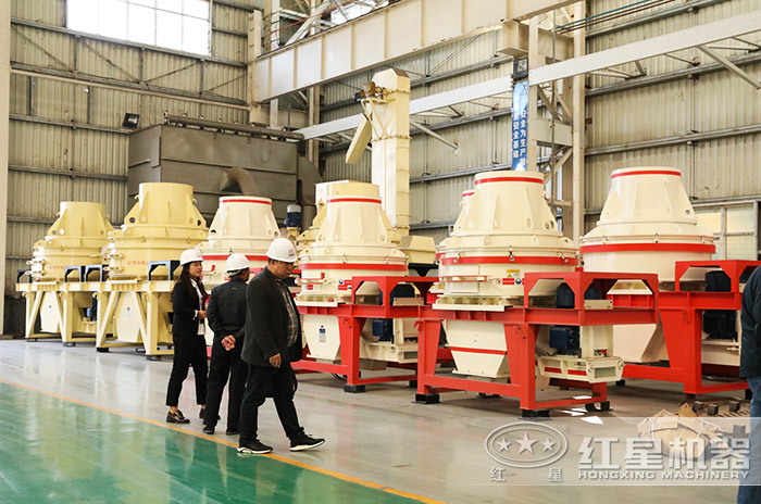 客戶(hù)到紅星機(jī)器廠區(qū)參觀直通沖擊式制砂機(jī)