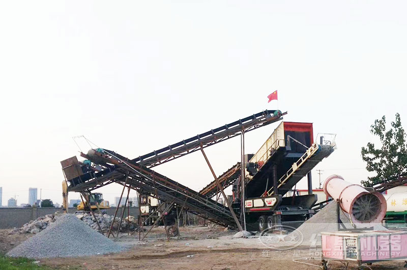 輪胎移動(dòng)式機(jī)制砂生產(chǎn)線現(xiàn)場 