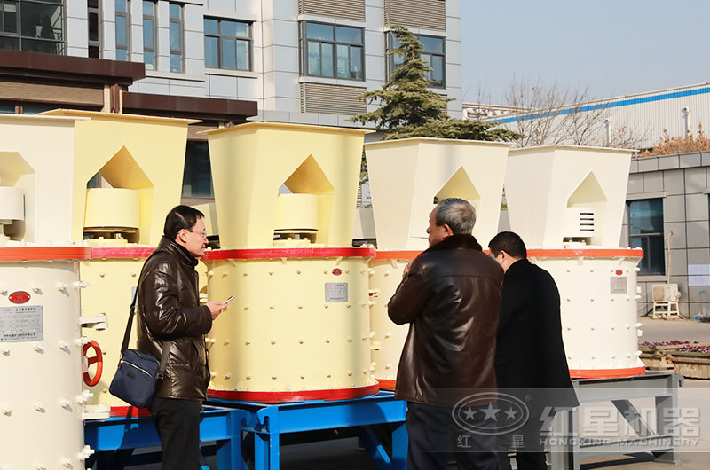 客戶(hù)到廠參觀立式破碎機(jī)