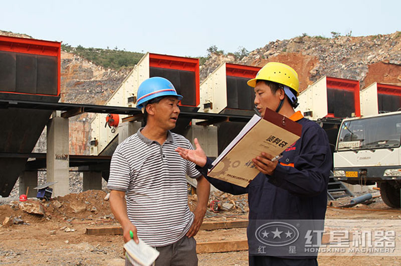 技術(shù)人員為客戶進(jìn)行現(xiàn)場介紹