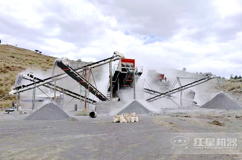 履帶移動(dòng)式機(jī)制砂生產(chǎn)線現(xiàn)場