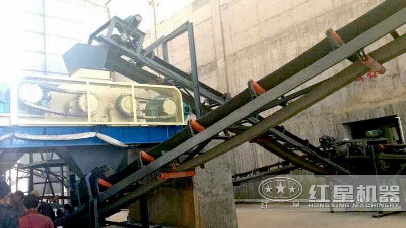 對(duì)輥粉碎機(jī)現(xiàn)場(chǎng)