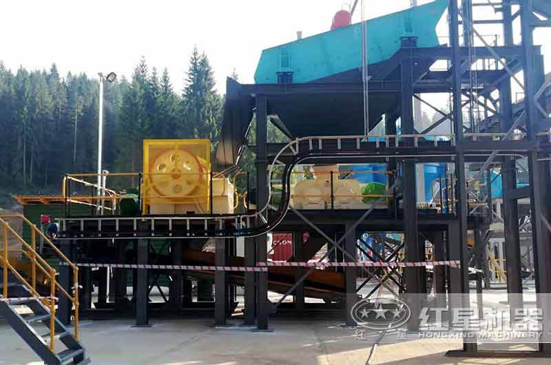 對(duì)輥式制砂機(jī)現(xiàn)場 對(duì)輥式制砂機(jī)現(xiàn)場