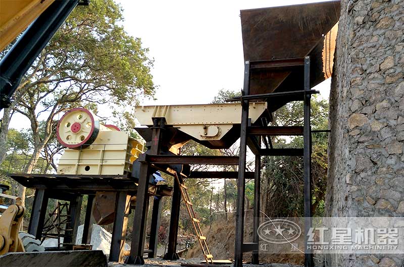 顎式破碎機(jī)現(xiàn)場(chǎng) 顎式破碎機(jī)現(xiàn)場(chǎng)