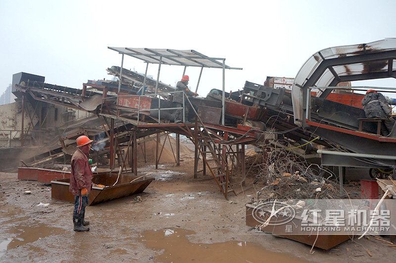 紅星移動石頭粉碎機(jī)處理建筑垃圾現(xiàn)場