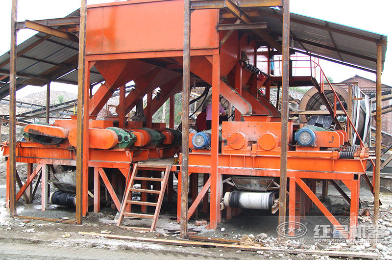 對輥式制砂機生產(chǎn)現(xiàn)場