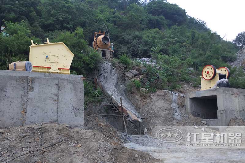 小型碎石粉碎機(jī)械作業(yè)現(xiàn)場