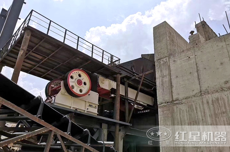 破碎石子生產(chǎn)現(xiàn)場(chǎng) 破碎石子生產(chǎn)現(xiàn)場(chǎng)