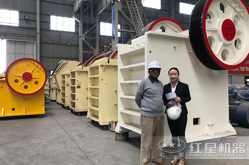 用戶在大型鄂式破碎機(jī)設(shè)備車間留影