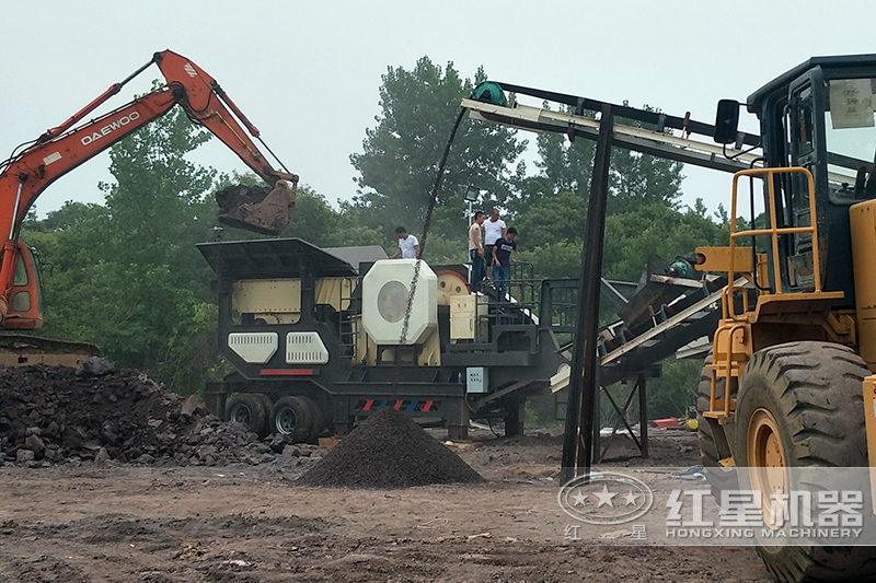 柴油動力移動碎煤機(jī)作業(yè)現(xiàn)場
