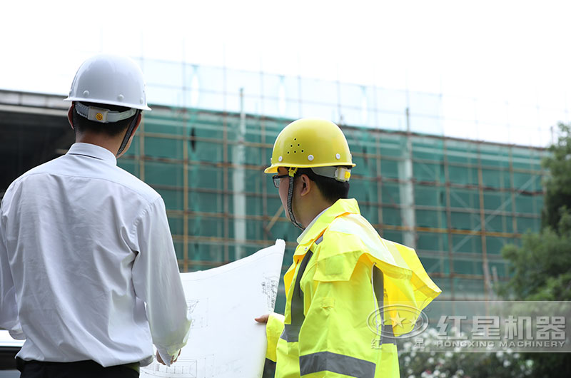 紅星機(jī)器工程師為用戶(hù)現(xiàn)場(chǎng)安裝設(shè)備